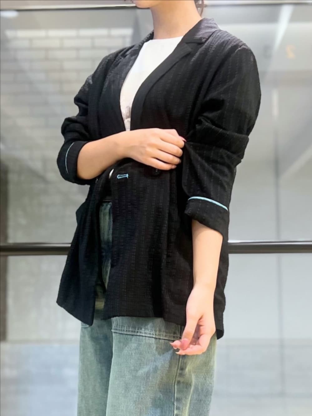 ブルー系のデニムパンツ、ホワイト系のTシャツ/カットソーを着用したレディースの秋コーディネートの5枚目の写真