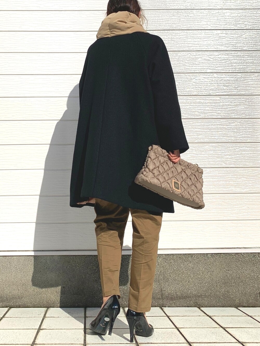 グリーン系のその他パンツ、ベージュ系のショルダーバッグ、オレンジ系のスウェットを着用したレディースの秋コーディネートの3枚目の写真