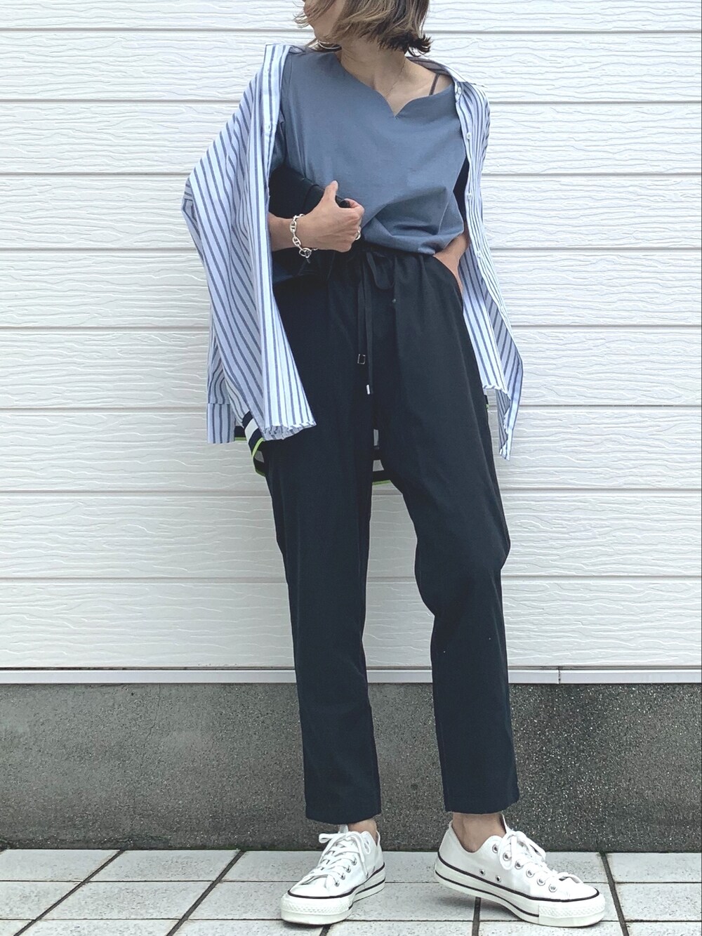 ホワイト系のシャツ/ブラウス、ホワイト系のスニーカー、ブラック系のその他パンツを着用したレディースの夏コーディネートの2枚目の写真