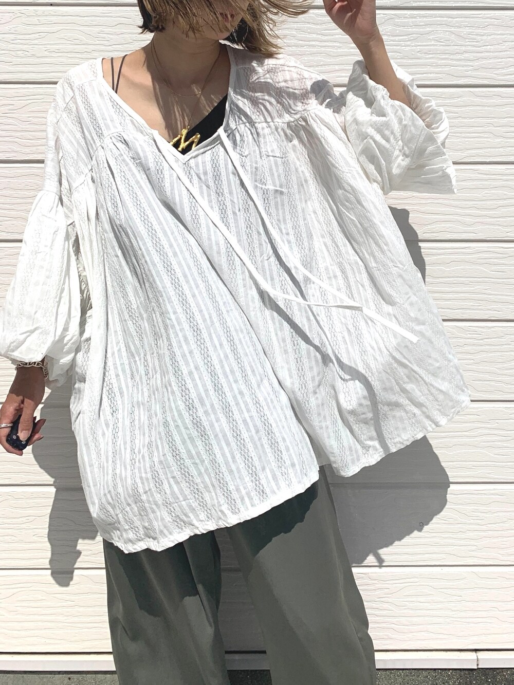 グリーン系のその他パンツ、ブラック系のショルダーバッグ、ホワイト系のシャツ/ブラウスを着用したレディースの夏コーディネートの2枚目の写真