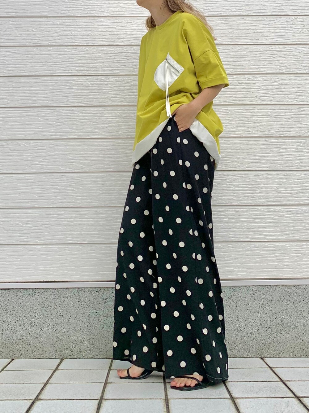 ブラック系のその他パンツ、グリーン系のTシャツ/カットソー、ベージュ系のキャップを着用したレディースの夏コーディネートの2枚目の写真