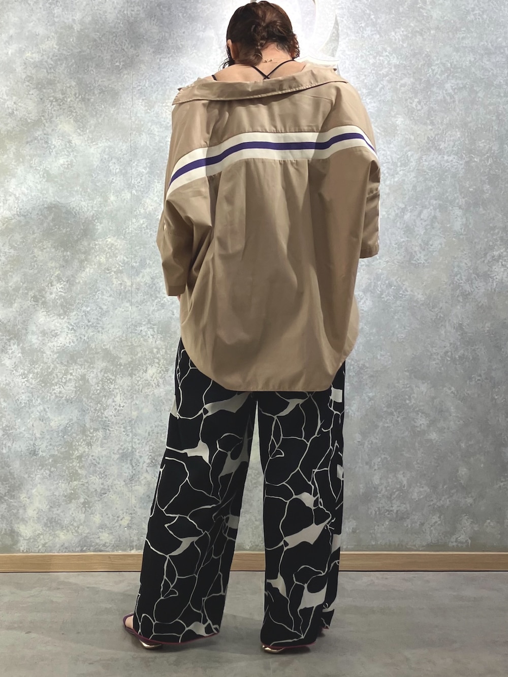 ブラック系のその他パンツ、ベージュ系のシャツ/ブラウスを着用したレディースの夏コーディネートの3枚目の写真
