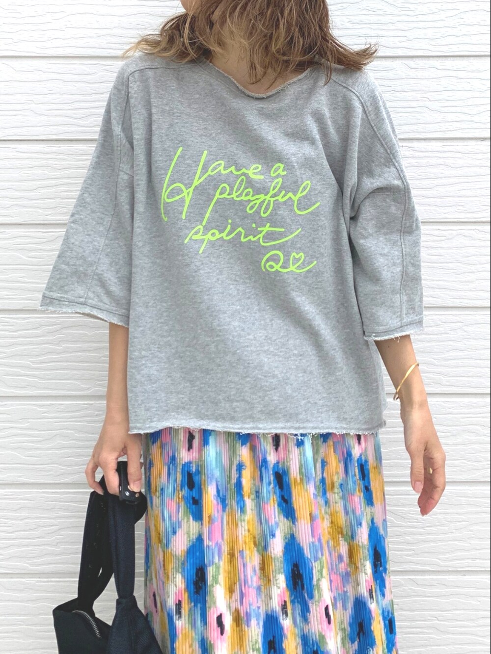 ホワイト系のスニーカー、ブラック系のショルダーバッグ、ブルー系のスカートを着用したレディースの春コーディネートの4枚目の写真