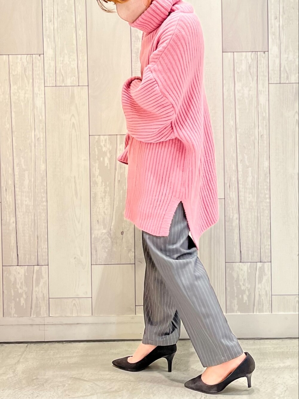 グレー系のその他パンツ、シルバー系のショルダーバッグ、ピンク系のニット/セーターを着用したレディースの冬コーディネートの3枚目の写真