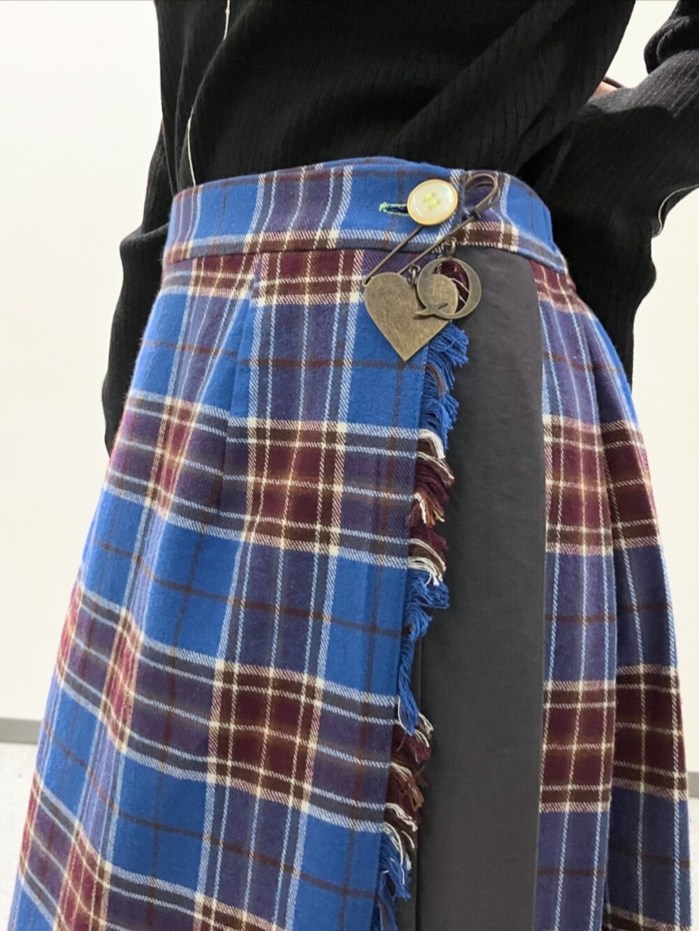 ブルー系のスカート、ブラック系のニット/セーター、ピンク系のボストンバッグを着用したレディースの秋コーディネートの5枚目の写真