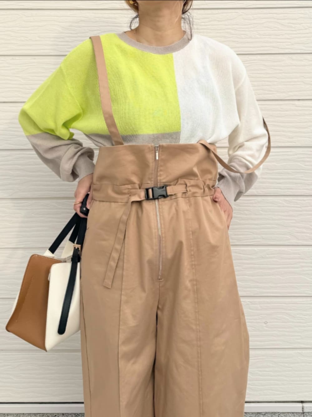 ホワイト系のトートバッグ、ベージュ系のその他パンツ、グレー系のニット/セーターを着用したレディースの冬コーディネートの3枚目の写真