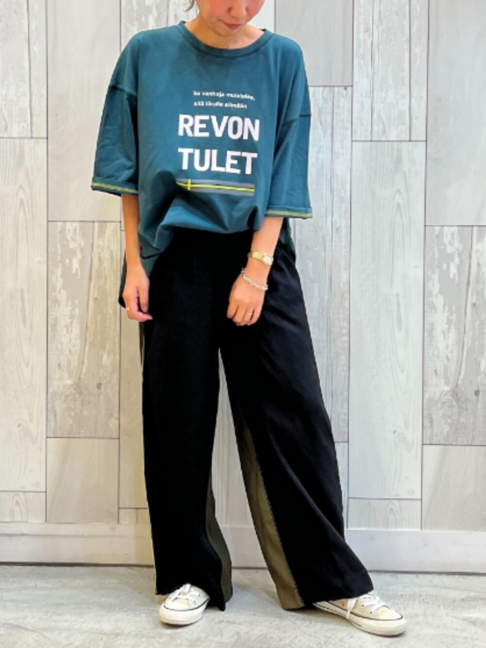 ブラック系のその他パンツ、ホワイト系のスニーカー、グリーン系のTシャツ/カットソーを着用したレディースの夏コーディネートの2枚目の写真