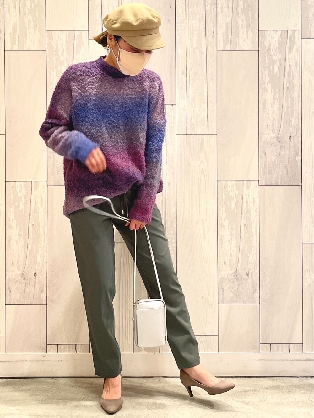グリーン系のその他パンツ、シルバー系のショルダーバッグ、パープル系のニット/セーターを着用したレディースの秋コーディネートの2枚目の写真