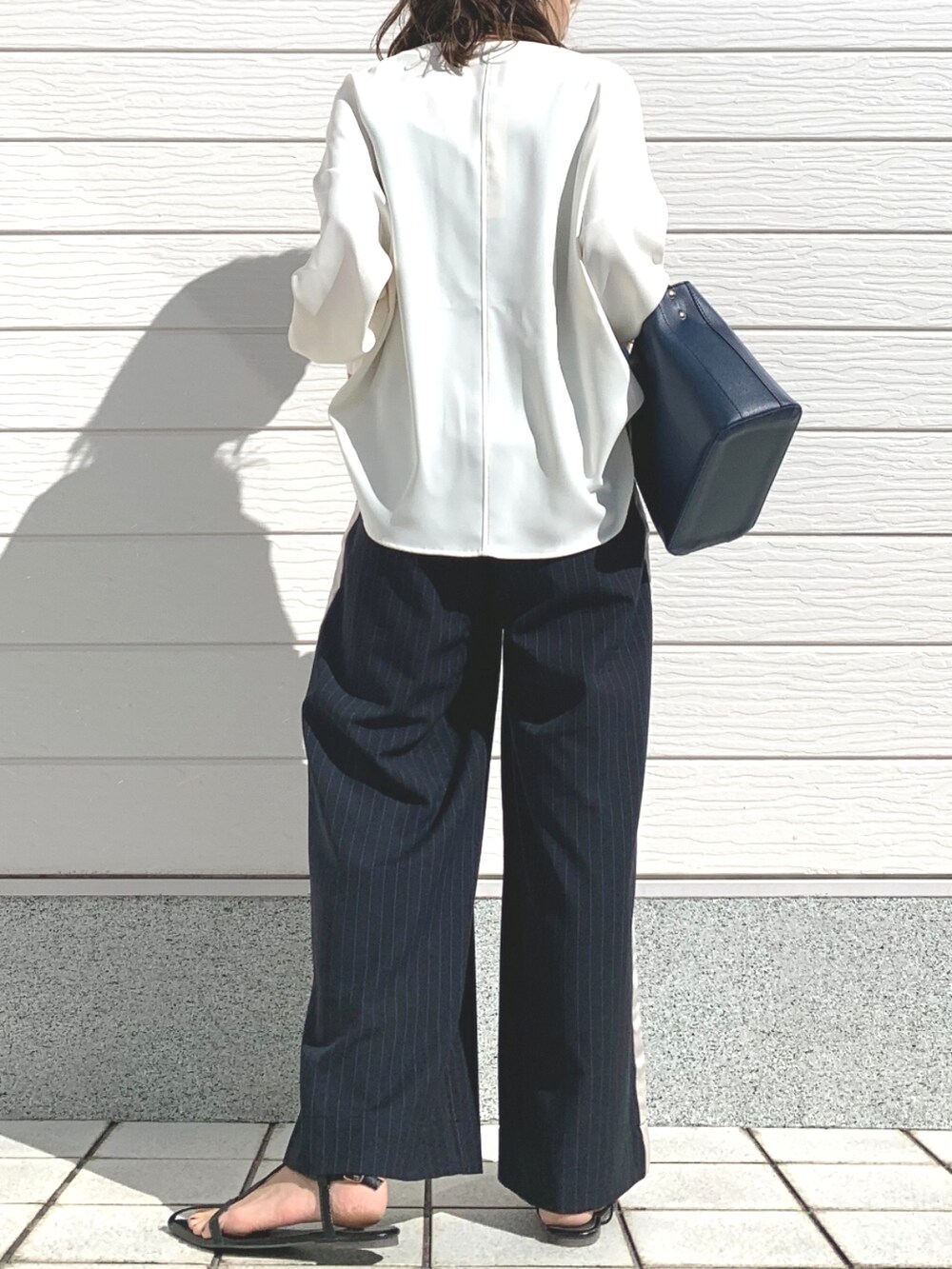 ブルー系のハンドバッグ、ホワイト系のシャツ/ブラウス、ブルー系のその他パンツを着用したレディースの春コーディネートの3枚目の写真