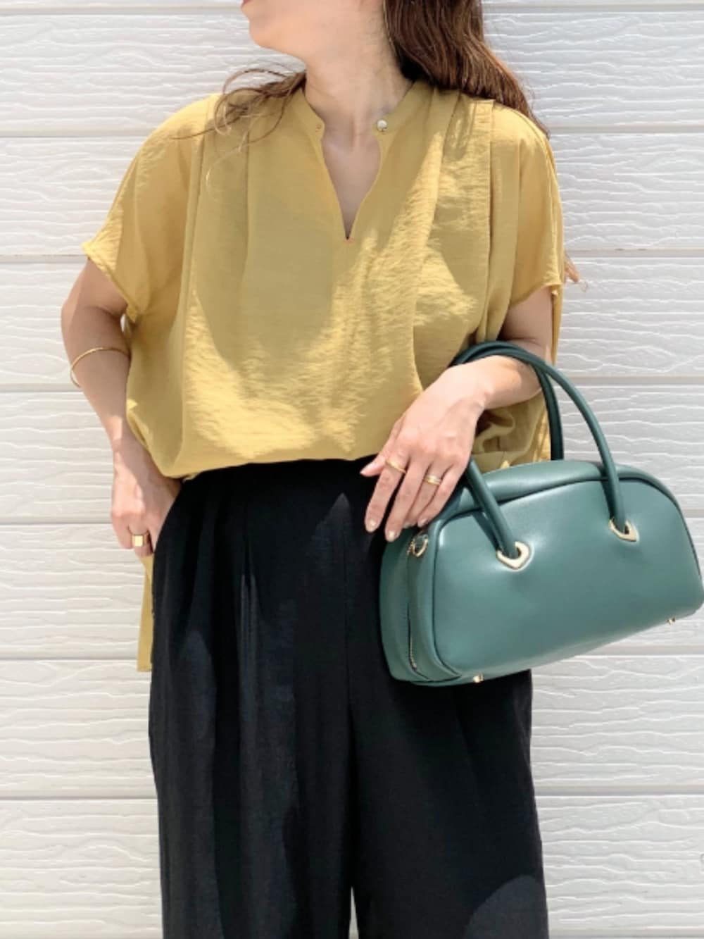 ブラック系のその他パンツ、ブラウン系のサンダル、イエロー系のシャツ/ブラウスを着用したレディースの夏コーディネートの4枚目の写真