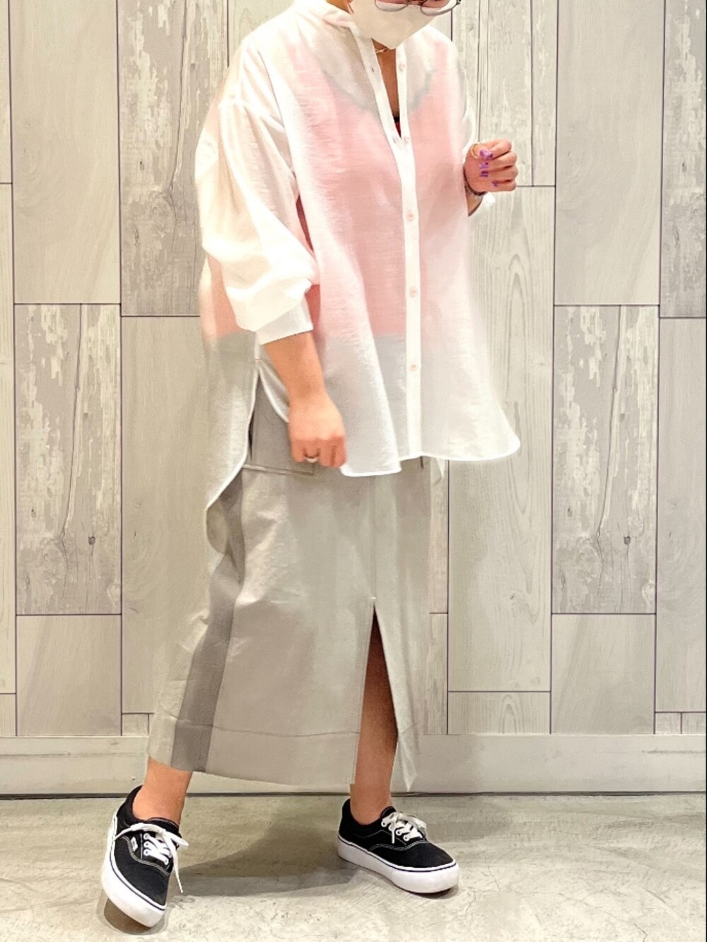 ホワイト系のシャツ/ブラウス、グレー系のスカートを着用したレディースの春コーディネートの2枚目の写真