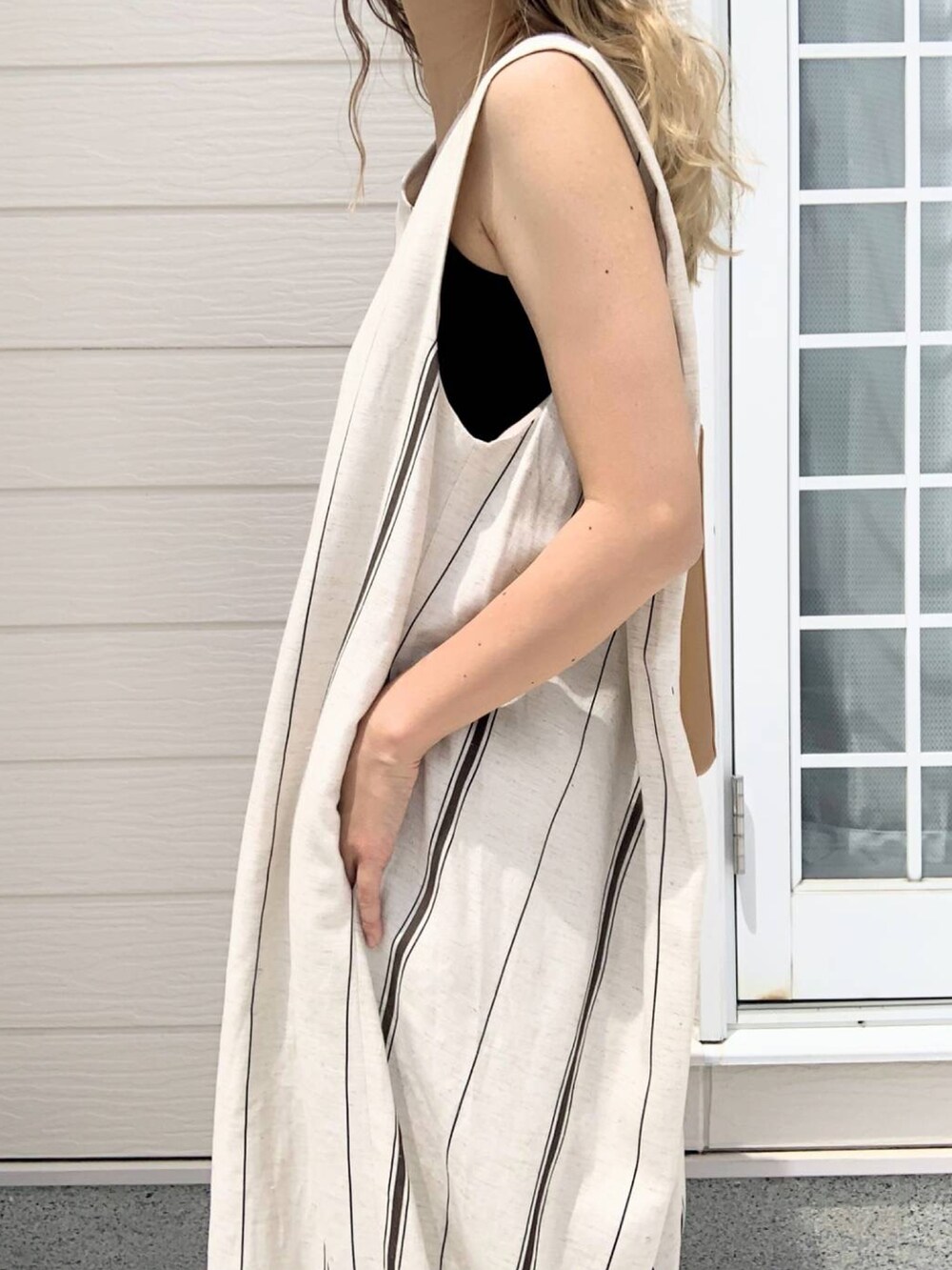 ベージュ系のトートバッグ、グリーン系のワンピースを着用したレディースの春コーディネートの5枚目の写真