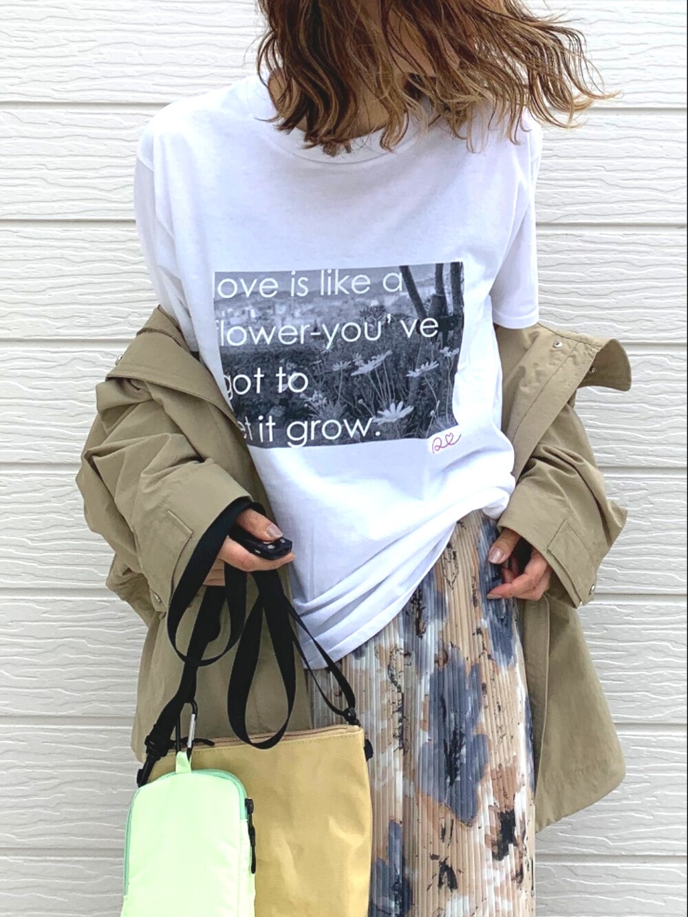 イエロー系のスカート、ホワイト系のスニーカー、ベージュ系のショルダーバッグを着用したレディースの春コーディネートの4枚目の写真