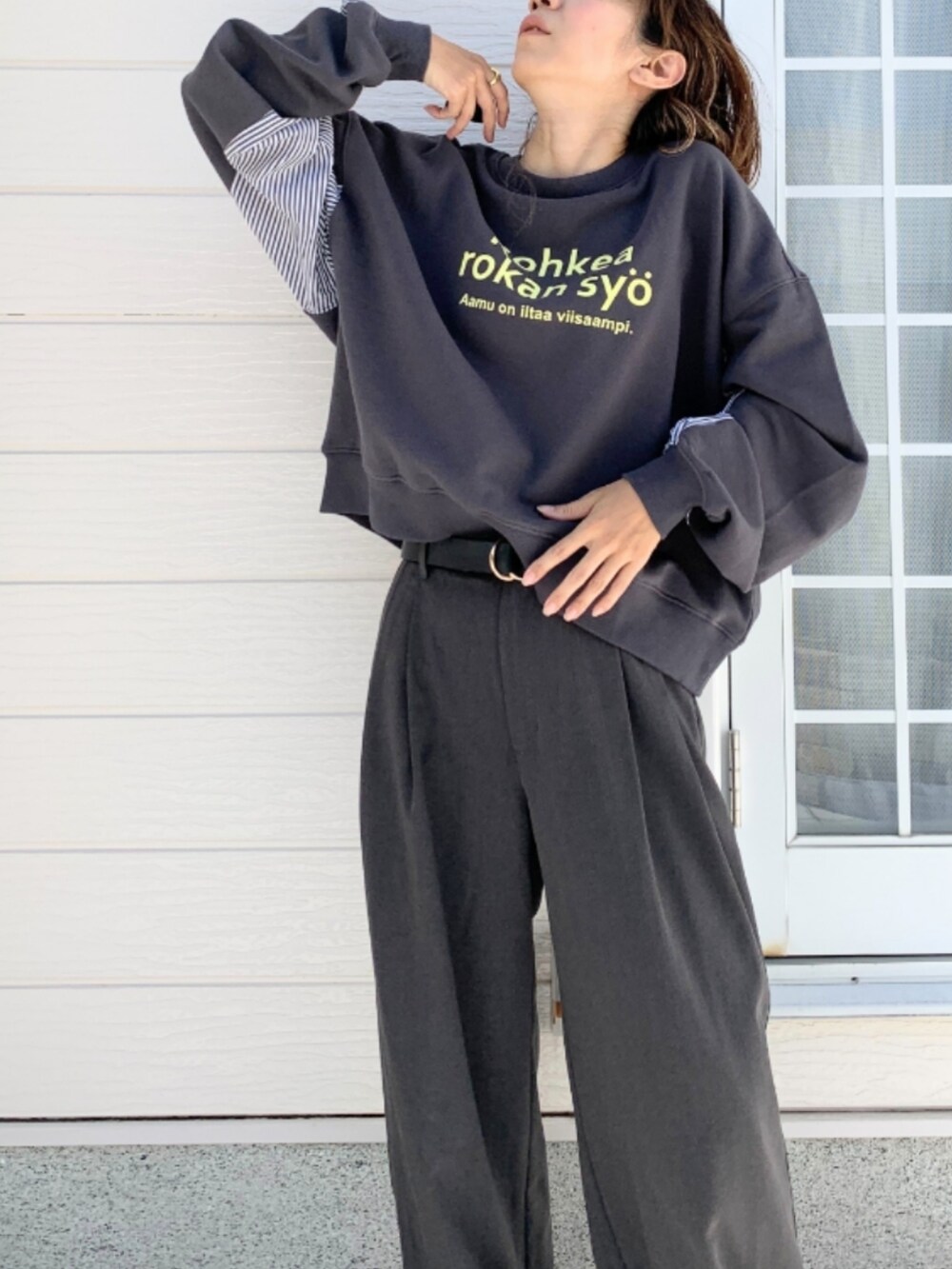 シルバー系のスニーカー、グレー系のその他パンツ、グレー系のスウェットを着用したレディースの秋コーディネートの3枚目の写真