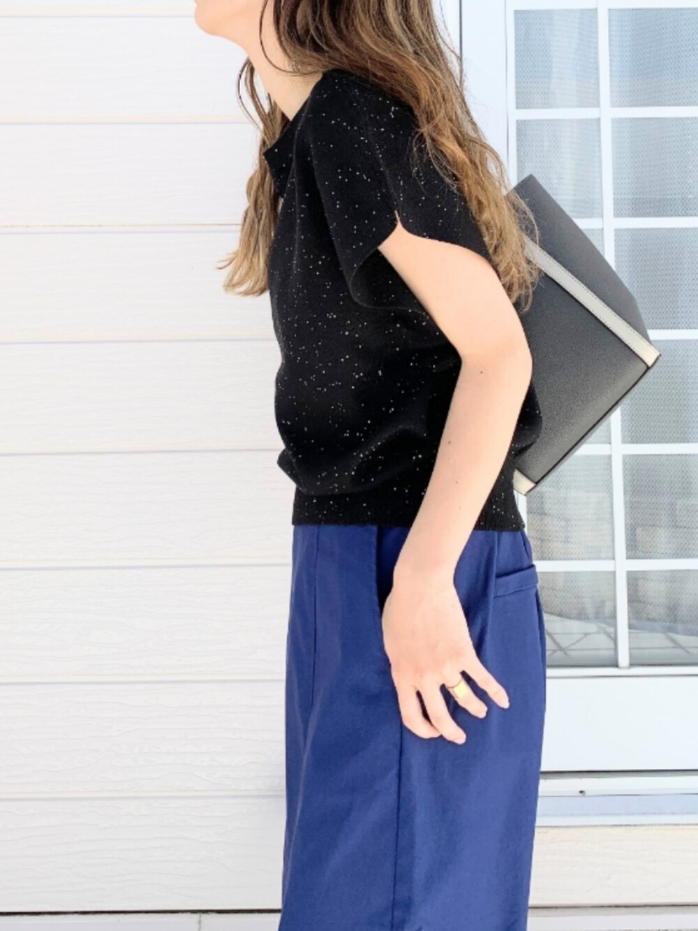 ブルー系のスカート、ブラック系のローファー、グレー系のトートバッグを着用したレディースの春コーディネートの5枚目の写真