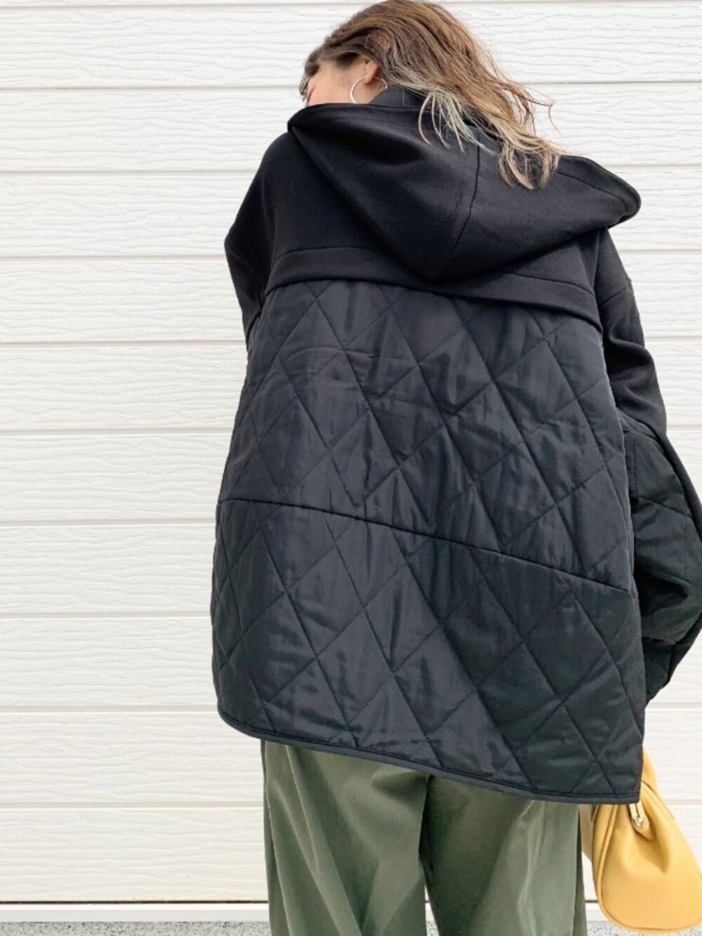 グリーン系のその他パンツ、ブラウン系のブーツ、イエロー系のショルダーバッグを着用したレディースの秋コーディネートの4枚目の写真