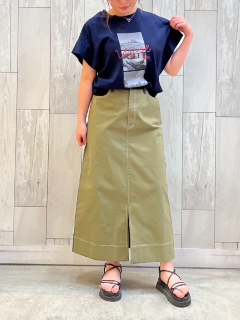 ブルー系のTシャツ/カットソー、グリーン系のデニムスカートを着用したレディースの夏コーディネートの2枚目の写真