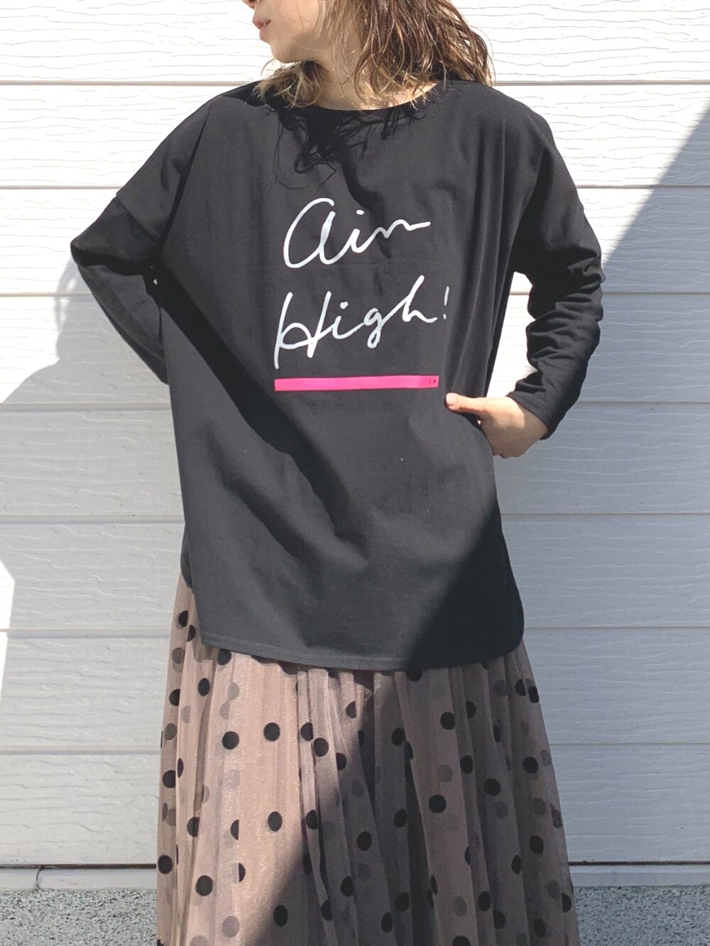 ブラック系のTシャツ/カットソー、ブラウン系のスカート、ブラック系のサンダルを着用したレディースの春コーディネートの4枚目の写真