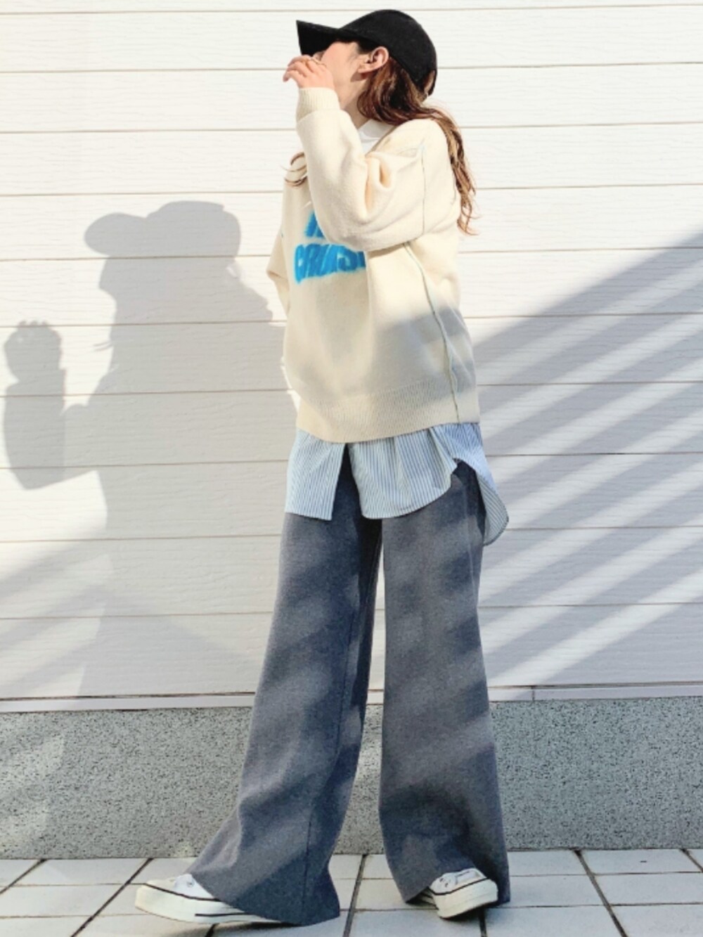 グレー系のその他パンツ、ホワイト系のスニーカー、ホワイト系のシャツ/ブラウスを着用したレディースの冬コーディネートの2枚目の写真