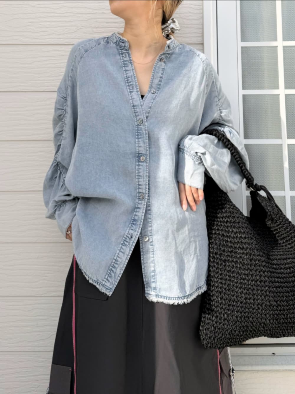 グレー系のスカート、ブラック系のスニーカー、ブルー系のシャツ/ブラウスを着用したレディースの冬コーディネートの4枚目の写真