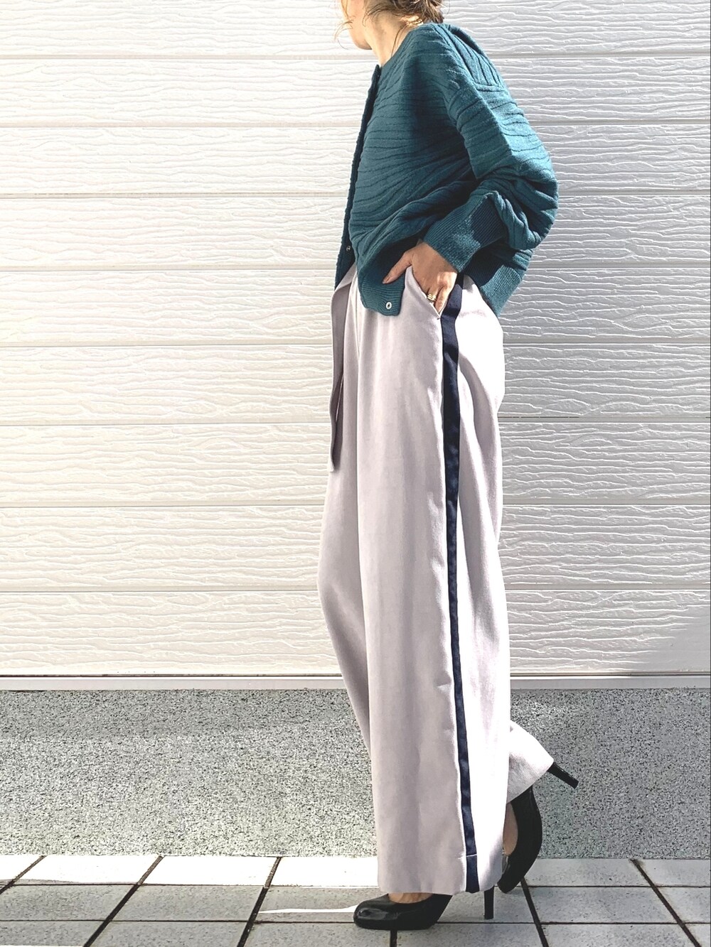 グリーン系のカーディガン/ボレロ、グレー系のその他パンツ、ブラック系のショルダーバッグを着用したレディースの秋コーディネートの2枚目の写真