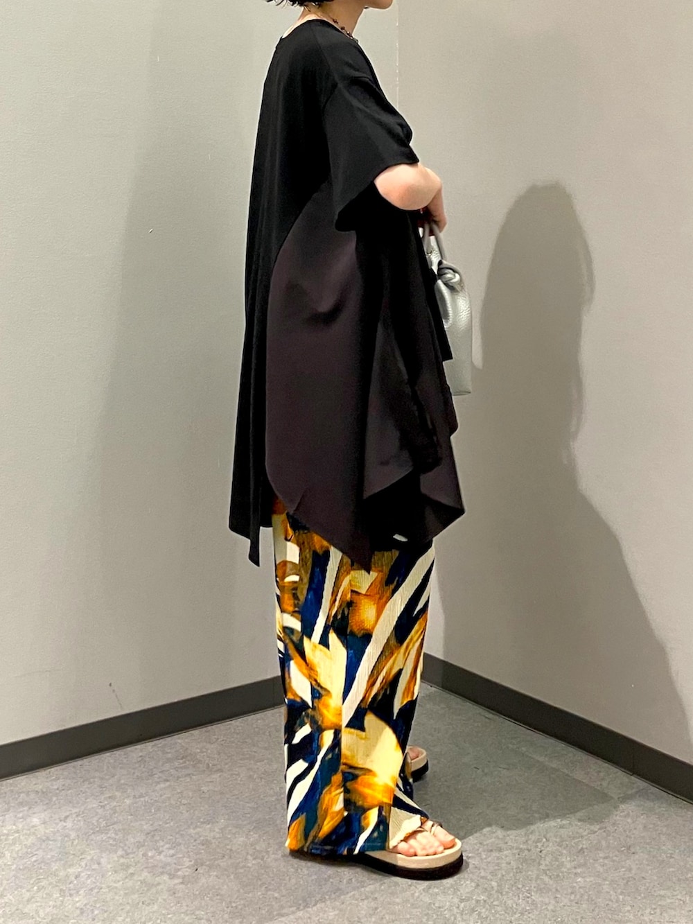 ブラック系のTシャツ/カットソー、ブルー系のその他パンツ、シルバー系のトートバッグを着用したレディースの夏コーディネートの5枚目の写真