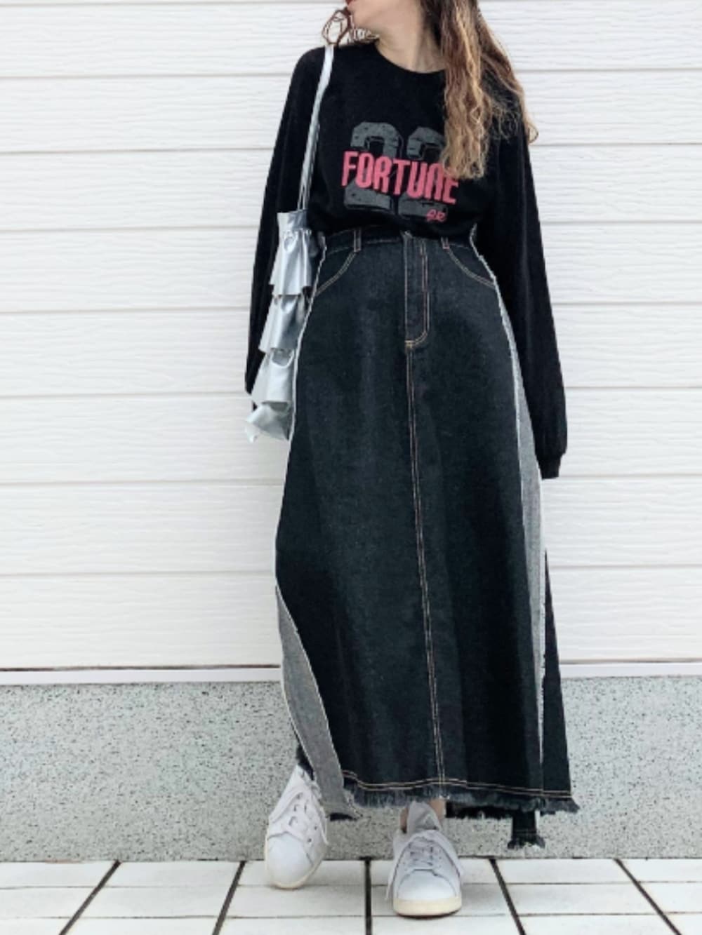 ホワイト系のスニーカー、シルバー系のトートバッグ、ブラック系のTシャツ/カットソーを着用したレディースの秋コーディネートの2枚目の写真