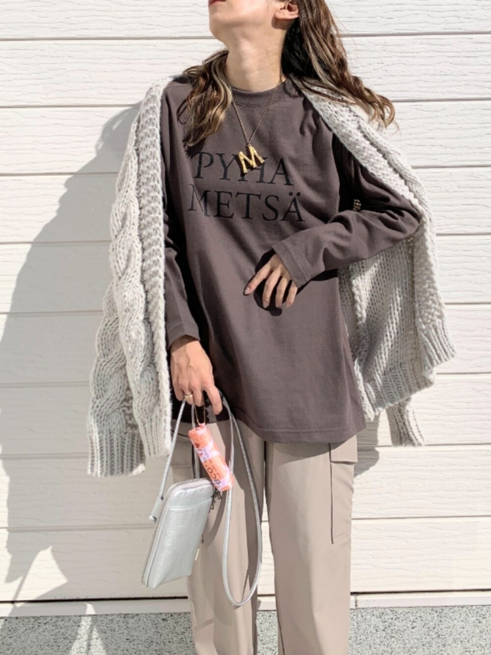 ベージュ系のカーゴパンツ、シルバー系のショルダーバッグ、グレー系のカーディガン/ボレロを着用したレディースの秋コーディネートの3枚目の写真