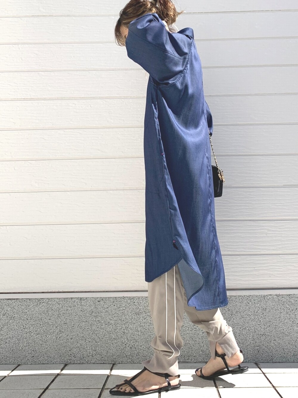 ブルー系のシャツワンピース、ベージュ系のその他パンツを着用したレディースの冬コーディネートの3枚目の写真