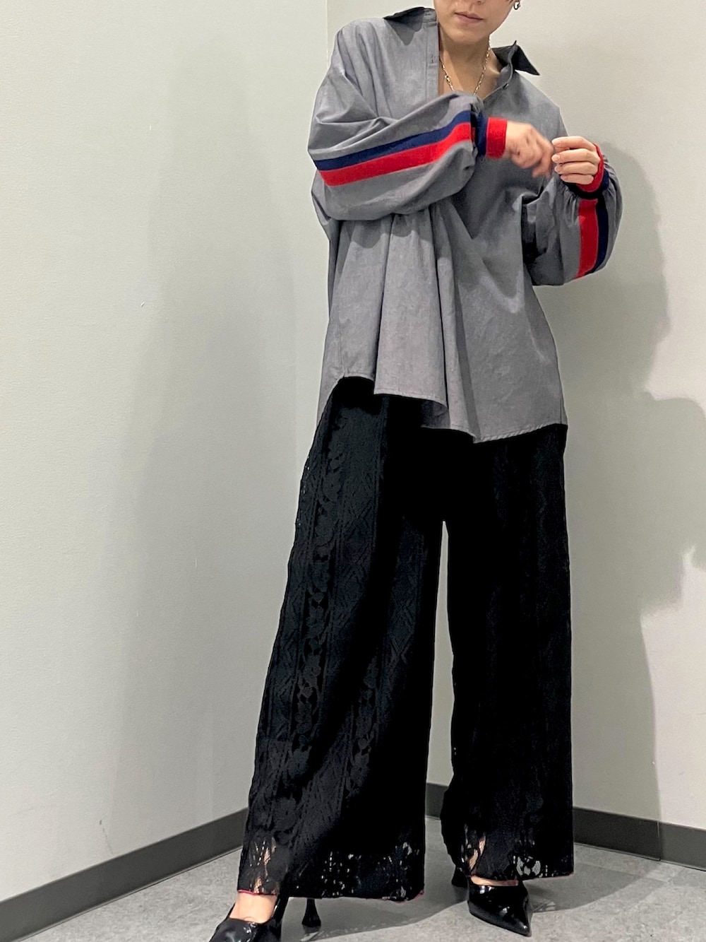 ブラック系のその他パンツ、ブルー系のシャツ/ブラウスを着用したレディースの秋コーディネートの3枚目の写真