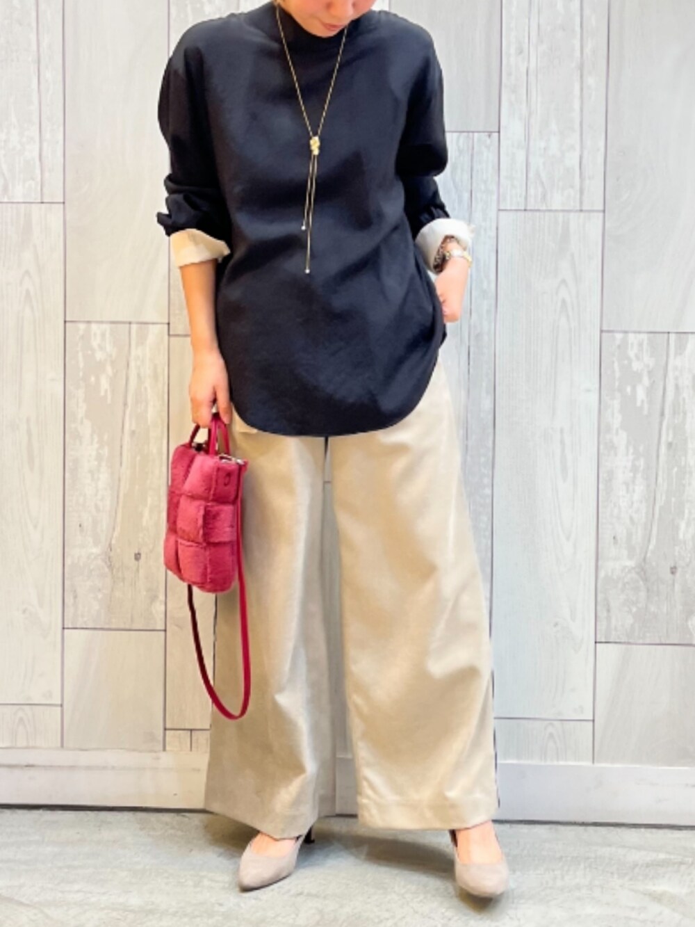 ブラック系のシャツ/ブラウス、ベージュ系のニット/セーター、ベージュ系のその他パンツを着用したレディースの冬コーディネートの4枚目の写真