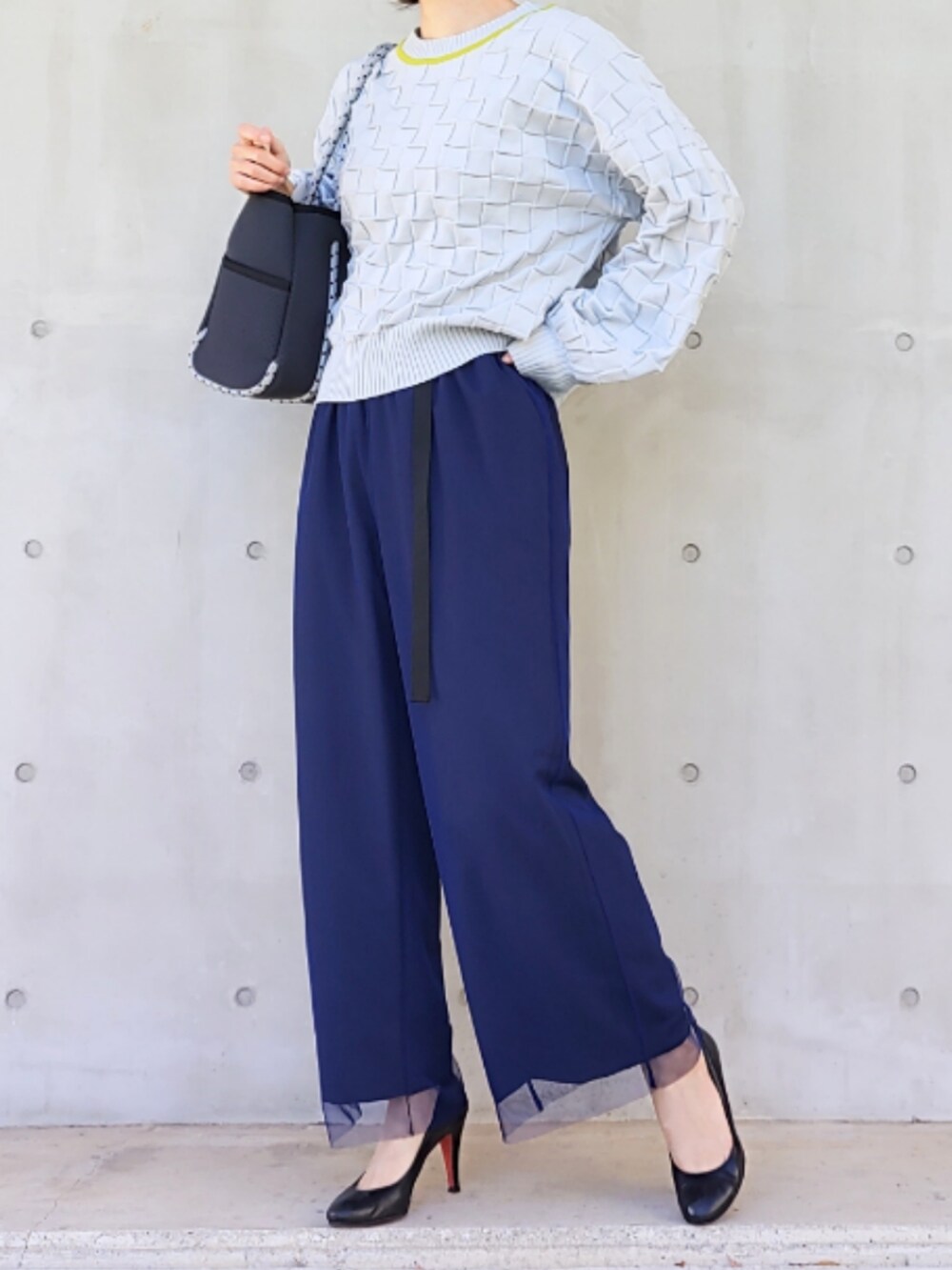 ブルー系のその他パンツ、ブルー系のトートバッグ、グレー系のニット/セーターを着用したレディースの冬コーディネートの2枚目の写真