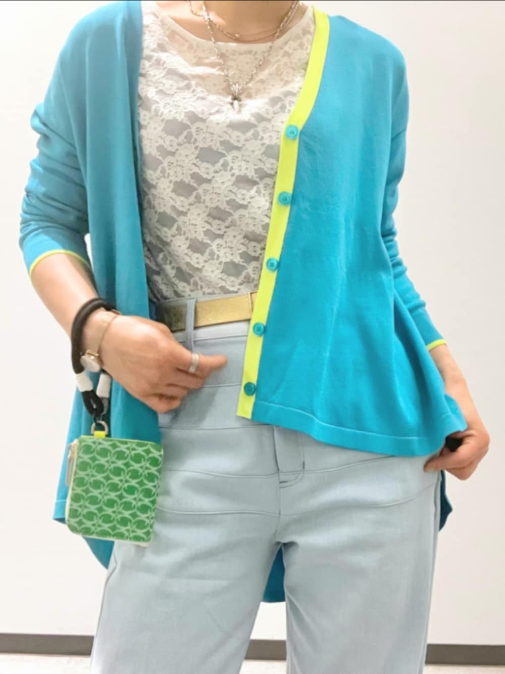 ホワイト系のTシャツ/カットソー、ブルー系のデニムパンツ、ブルー系のカーディガン/ボレロを着用したレディースの春コーディネートの4枚目の写真