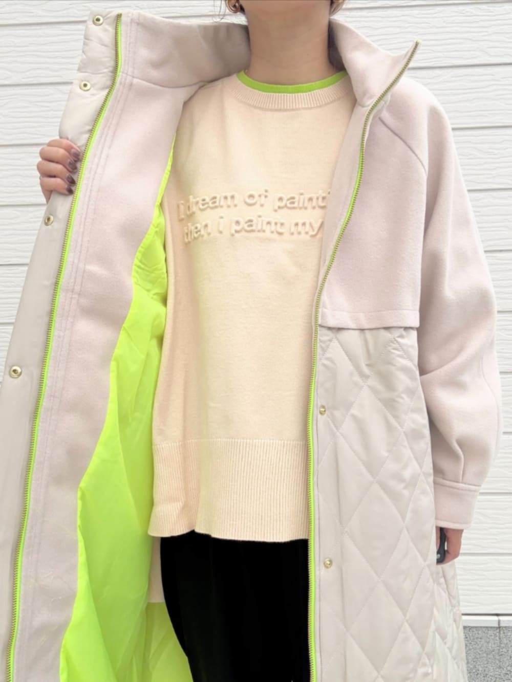 ブラウン系のショルダーバッグ、ベージュ系のニット/セーター、ブラック系のその他パンツを着用したレディースの秋コーディネートの4枚目の写真