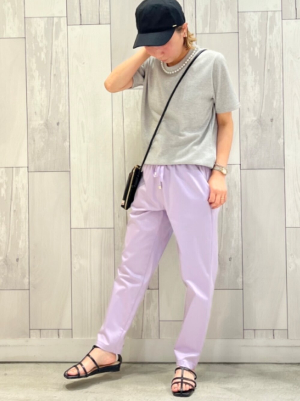 パープル系のその他パンツ、グレー系のTシャツ/カットソー、ブラック系のハンドバッグを着用したレディースの春コーディネートの3枚目の写真