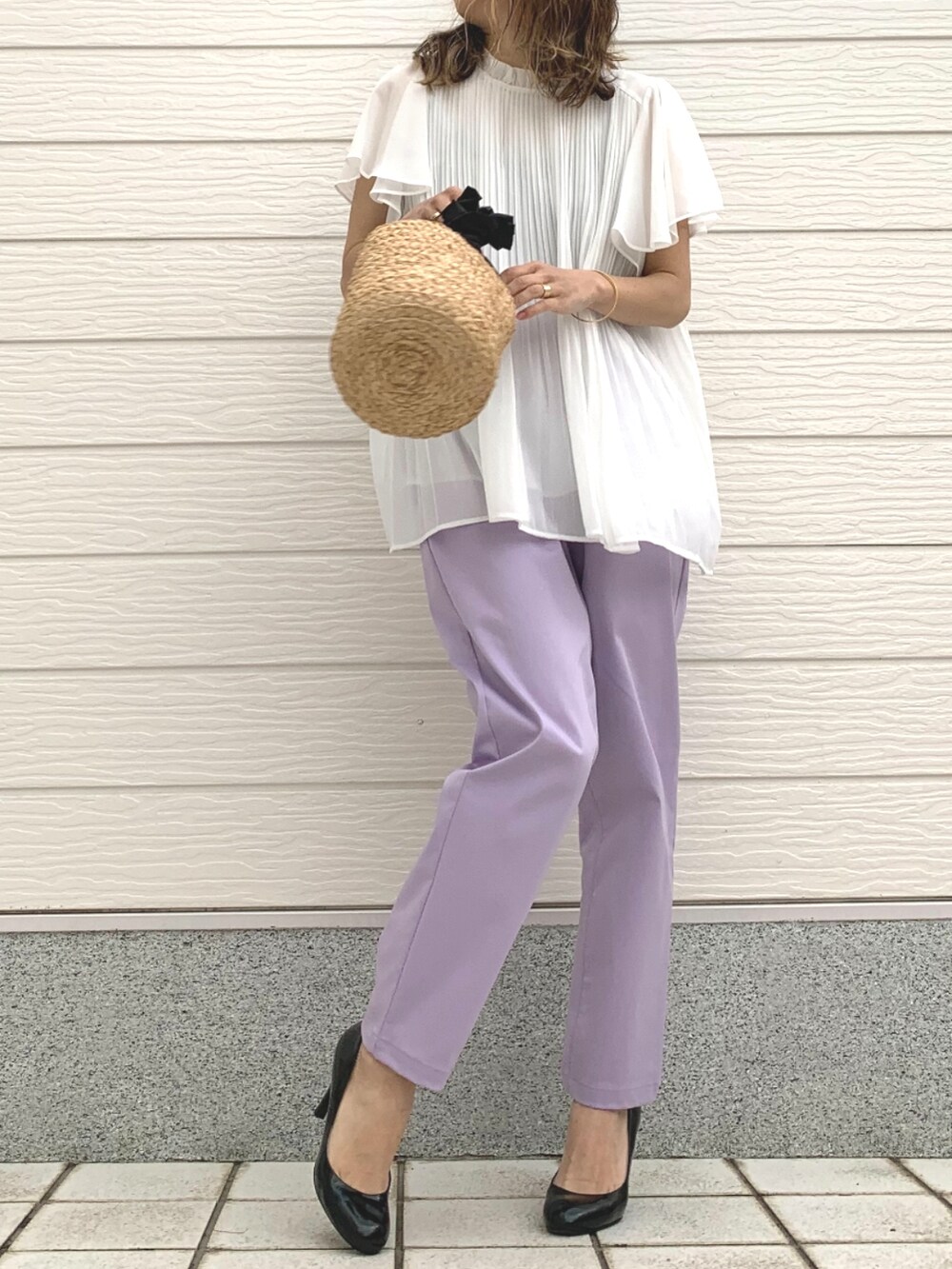 ブラック系のかごバッグ、パープル系のその他パンツ、ホワイト系のシャツ/ブラウスを着用したレディースの春コーディネートの2枚目の写真