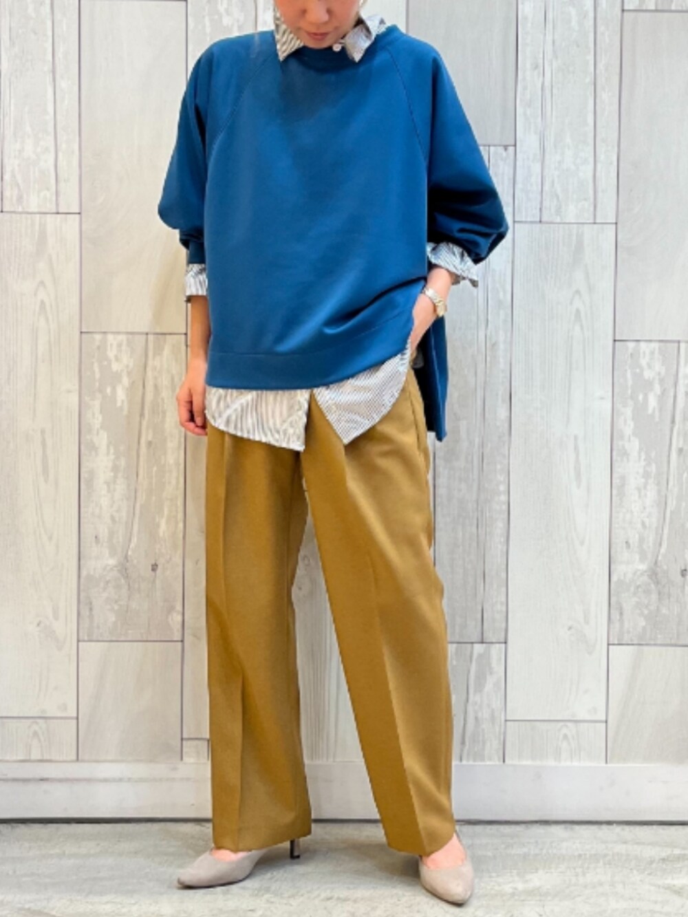 イエロー系のその他パンツ、グリーン系のスウェット、ブルー系のシャツ/ブラウスを着用したレディースの秋コーディネートの2枚目の写真