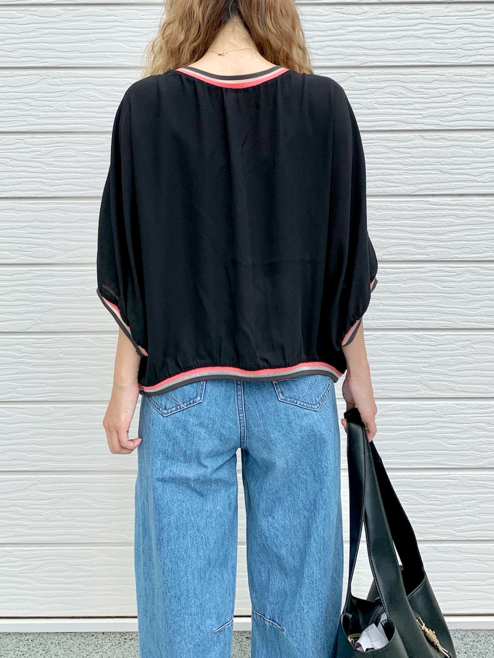 ブルー系のデニムパンツ、ブラック系のシャツ/ブラウス、ブラック系のトートバッグを着用したレディースの夏コーディネートの3枚目の写真
