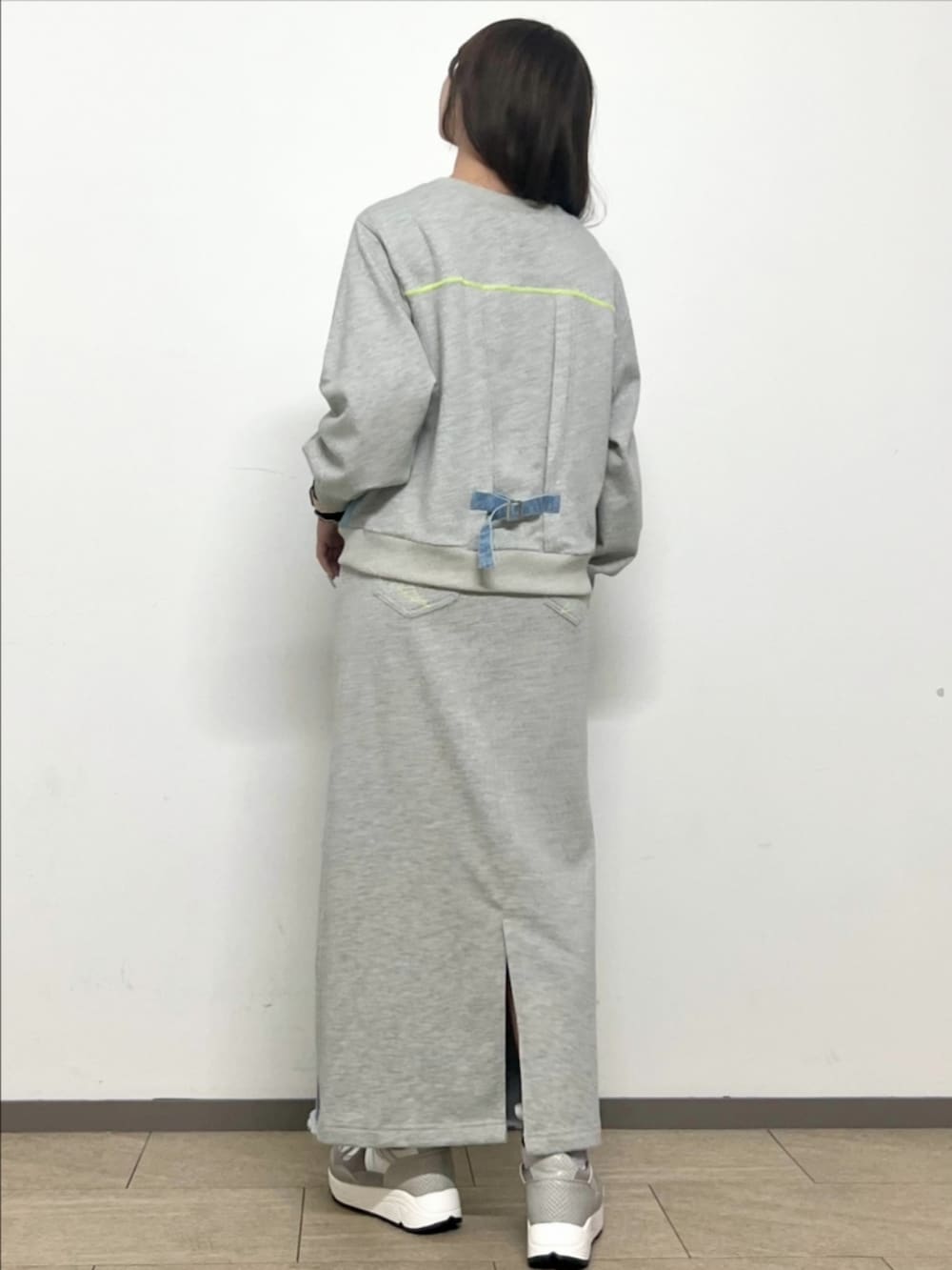 シルバー系のスニーカー、ブルー系のスカート、ブルー系のスウェットを着用したレディースの冬コーディネートの4枚目の写真