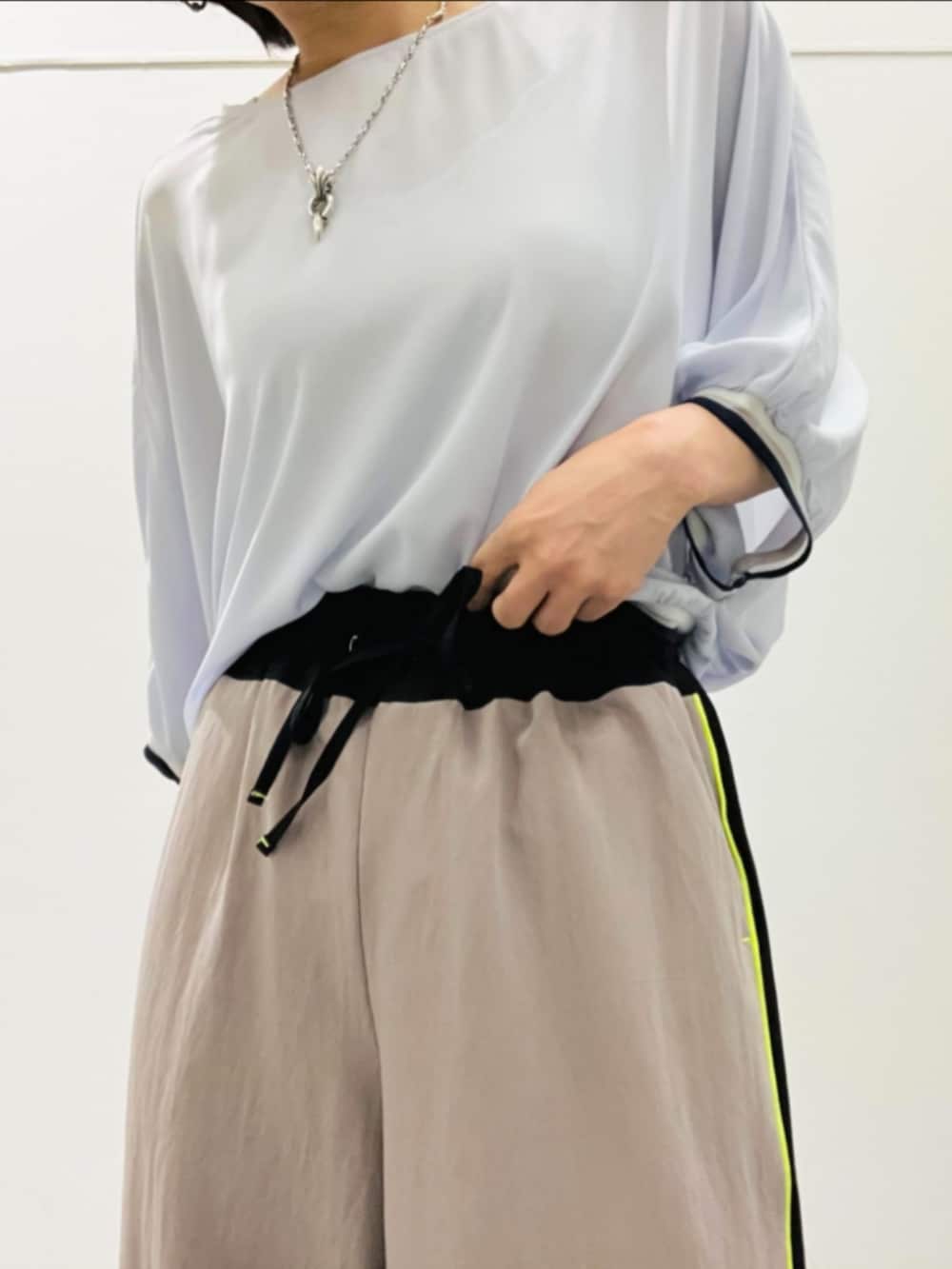 ブルー系のパンプス、ブルー系のシャツ/ブラウス、ベージュ系のその他パンツを着用したレディースの春コーディネートの3枚目の写真