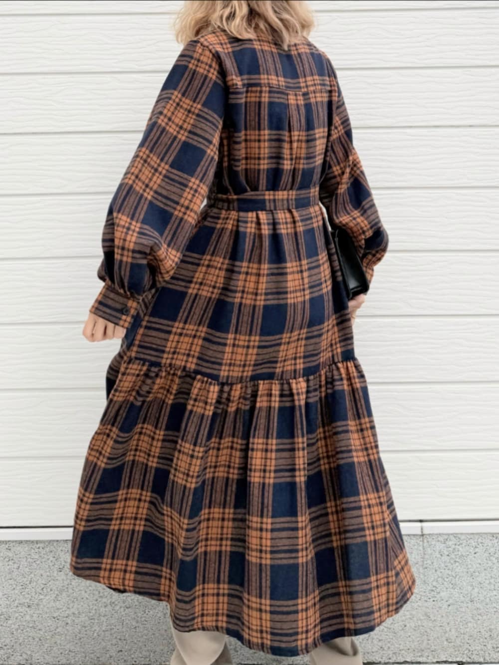 ブラウン系のブーツ、ベージュ系のその他パンツ、オレンジ系のシャツワンピースを着用したレディースの秋コーディネートの5枚目の写真
