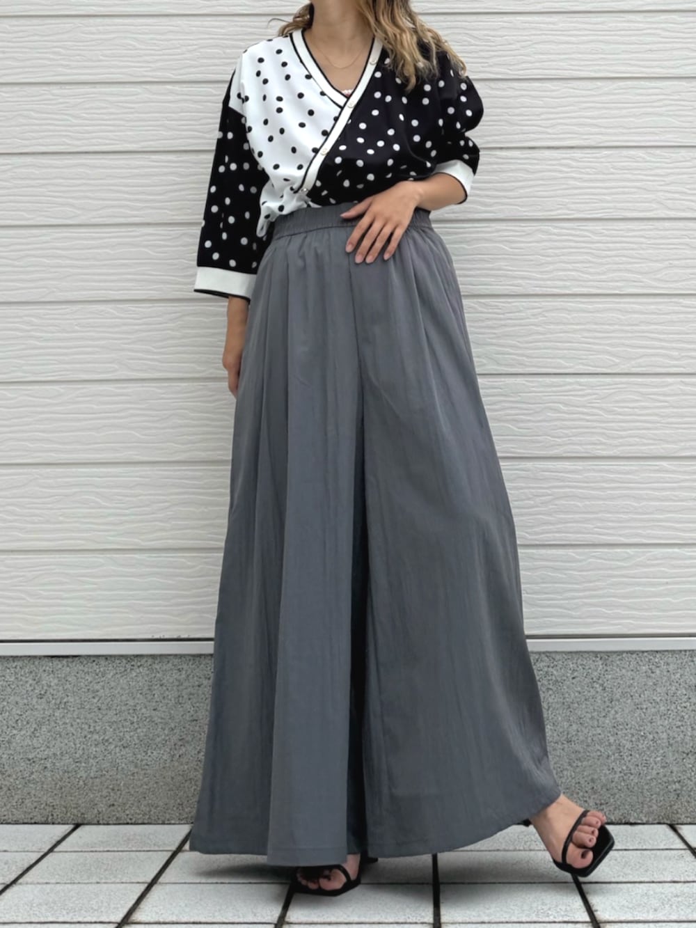 グレー系のその他パンツ、ブラック系のTシャツ/カットソーを着用したレディースの夏コーディネートの2枚目の写真