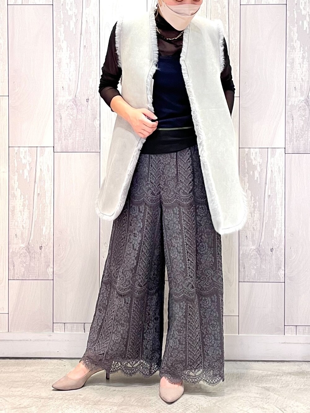 ブラック系のTシャツ/カットソー、グレー系のその他パンツ、グレー系のベストを着用したレディースの秋コーディネートの2枚目の写真