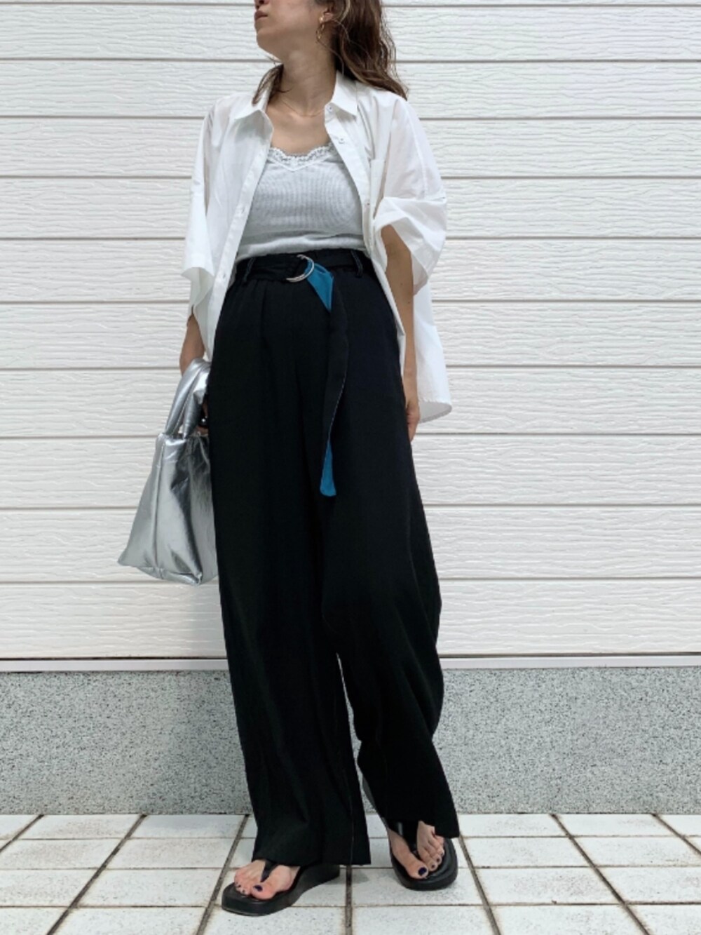 ブラック系のその他パンツ、ホワイト系のタンクトップ、ホワイト系のシャツ/ブラウスを着用したレディースの夏コーディネートの2枚目の写真