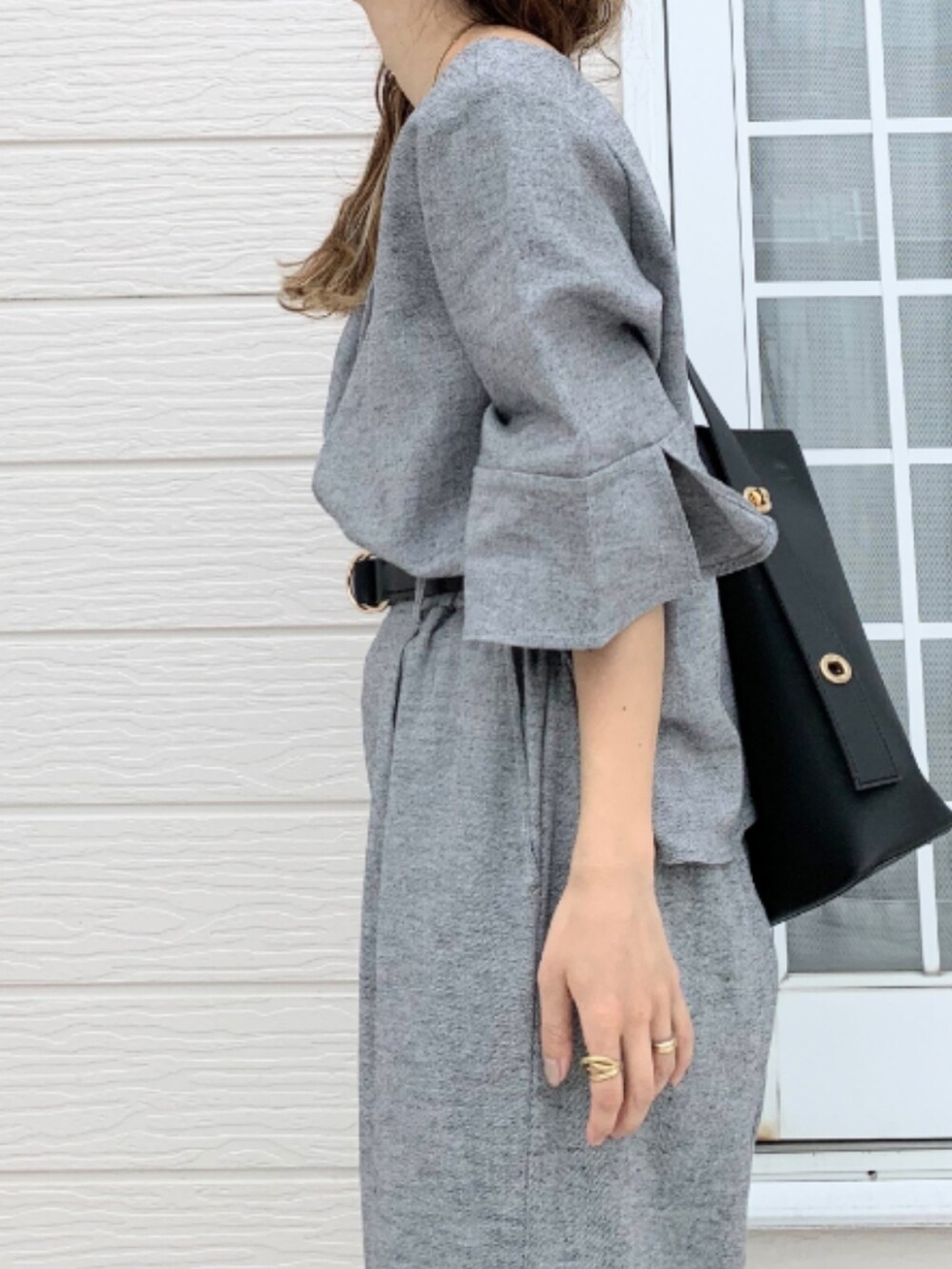 ブラック系のトートバッグ、グレー系のその他パンツ、グレー系のシャツ/ブラウスを着用したレディースの春コーディネートの4枚目の写真