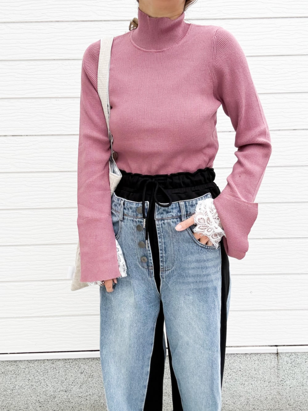 ホワイト系のトートバッグ、ブラック系のスウェットパンツ、ピンク系のニット/セーターを着用したレディースの秋コーディネートの3枚目の写真