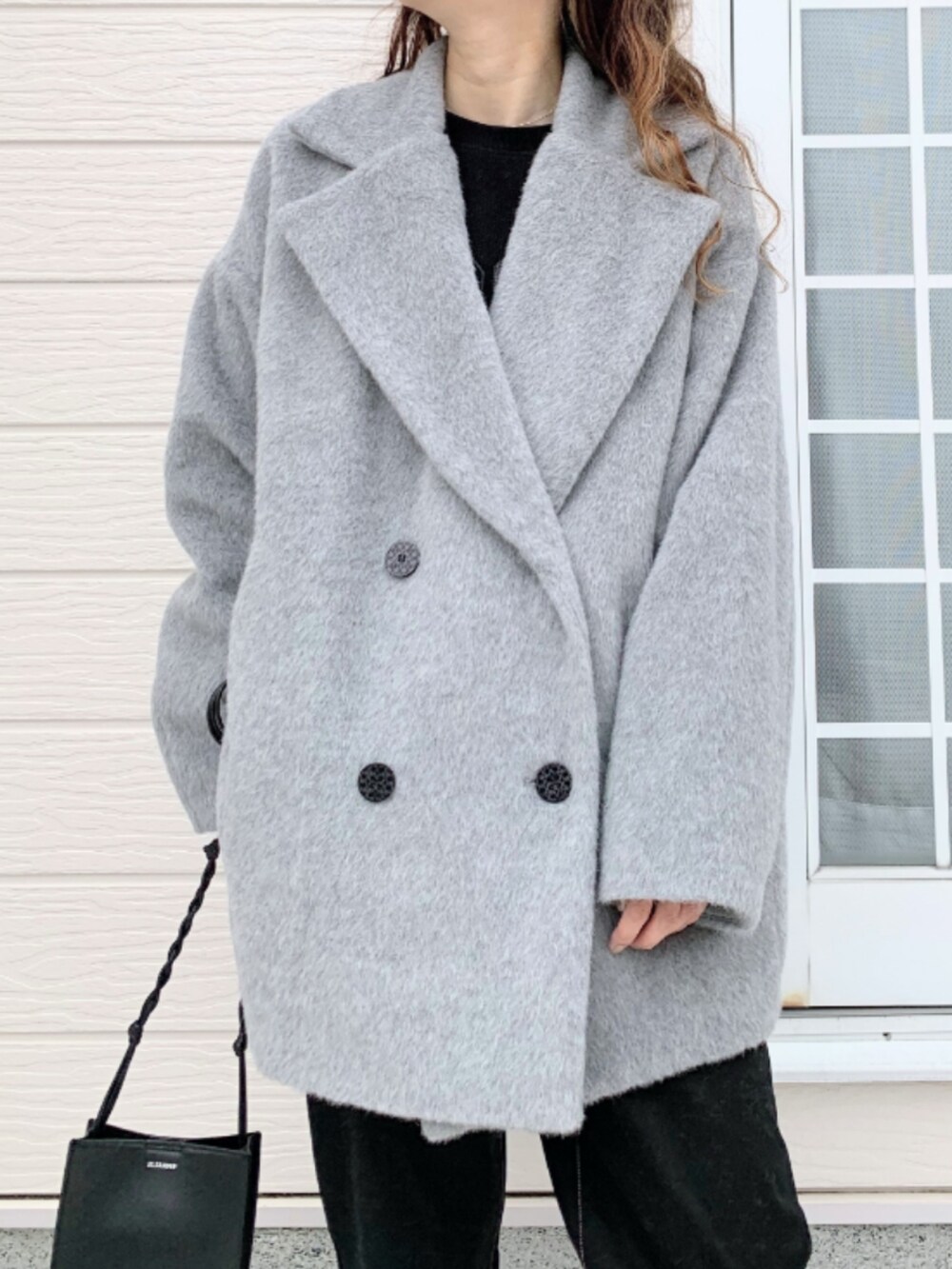 ブラック系のその他パンツ、ブラック系のショルダーバッグ、ブラック系のTシャツ/カットソーを着用したレディースの秋コーディネートの4枚目の写真