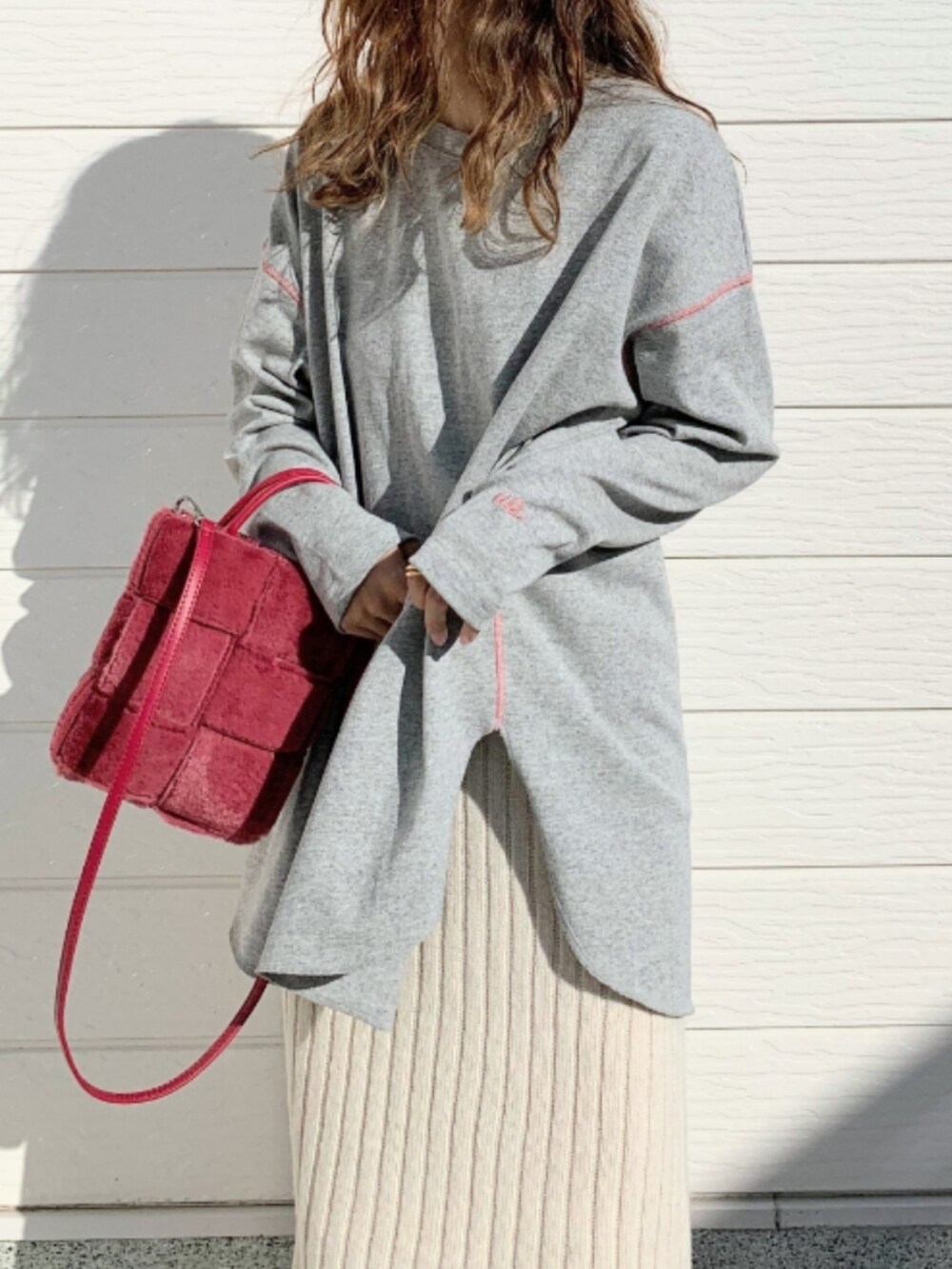 ホワイト系のスカート、シルバー系のスニーカー、グレー系のTシャツ/カットソーを着用したレディースの秋コーディネートの4枚目の写真