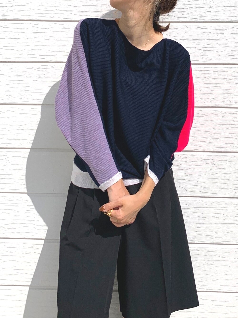 ブラック系のブーツ、ブラック系のその他パンツ、ブルー系のニット/セーターを着用したレディースの秋コーディネートの4枚目の写真