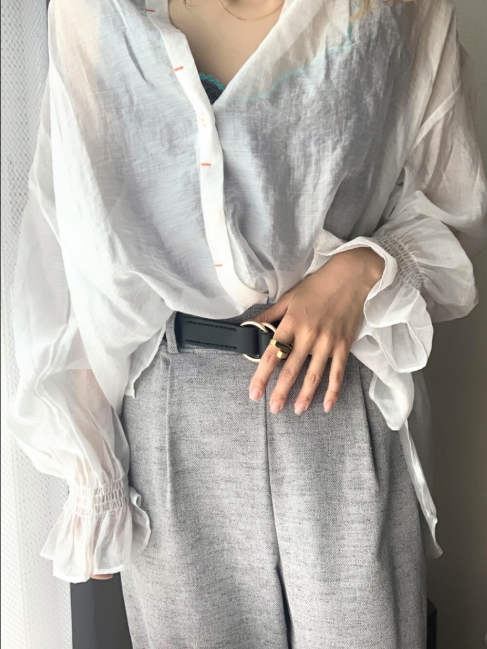 ブラウン系のサンダル、グレー系のその他パンツ、イエロー系のショルダーバッグを着用したレディースの春コーディネートの5枚目の写真